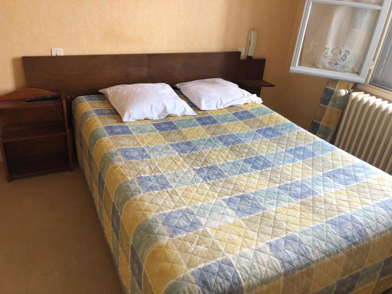 Hotel Le Commerce Bellegarde-du-Loiret Exteriör bild
